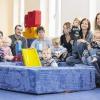 (mad)   Ronja, Tabea, Leon und Robin aus der Krabbelgruppe sind mit ihren wenigen Monaten Kürnachs jüngste Bürger, doch helfen diese schon tatkräftig mit, soziale Strukturen der Erwachsenen zu verbessern, denn Ulrike Göb, Thorsten Engelmann (beide Bildmitte), Nina Lamprecht und Bettina Schrauth sind die treibenden Kräfte in Kürnachs Krabbelgruppe, ein freiwilliger Zusammenschluss im neuen Haus der Vereine, das ein Miteinander von Kleinkindern und deren Eltern verbessern soll. „Wir wollen, dass die Kinder, von denen ja viele Einzelkinder sind, miteinander spielen können und so Kontakte zu anderen Kindern aufnehmen. Aber auch jungen Müttern wollen wir die Möglichkeit bieten, sich an einem gemütlichen Ort zu treffen und mit anderen Müttern soziale Kontakte knüpfen zu können“, erklärt Ulrike Göb. Das von der Gemeinde Kürnach neu renovierte Haus der Vereine bietet der Krabbelgruppe mehr Raum für Kinderwägen, Garderobe, Sitzecken, Spielzeug und eine Küchenzeile, die alle Kinder- und Mütterherzen erfreut. Die Krabbelgruppe Kürnach bietet dreimal die Woche für jeweils zwei Stunden Eltern die Möglichkeit, sich mit ihren Jüngsten zu treffen und auszutauschen. Dienstag, Mittwoch und Donnerstag, jeweils von 10 bis 12 Uhr kann jeder mit seinem Kind kommen. Die ersten drei Mal darf man schnuppern. Danach ist ein Obolus von einem Euro im Monat fällig, von dem Tee oder Kaffee gekauft werden.