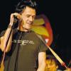 (gs)   Jens Böttcher kommt mit seiner Himmelherzband nach Burkardroth. Am Freitag, 16. Oktober, gibt er um 20 Uhr ein Konzert in der Pfarrkirche. Der Sänger, Liederschreiber und Auto tummelt sich seit Jahren in verschiedenen Genres: Er schreibt fürs Fernsehen und Radio sowie Bücher und Songs. Zudem übersetzt er Filmdrehbücher und Theaterstücke. Als ein „biologisches Highlight“ betrachtet Böttcher seine Konvertierung zum bekennenden Christen im Jahr 2001. Das Ergebnis waren zahlreiche Tourneen und die Aufnahme von CDs mit intensiven und persönlichen deutschsprachigen Gospel-Folksongs. Die jüngsten Veröffentlichungen sind das Album „Himmelherz“ aus dem Jahr 2005 sowie die DVD „Kein Weg zu weit“. Vor zwei Jahren erschienen das Doppelalbum „Reisefieber“ und sein erster Roman, eine Tragikkomödie mit dem Titel „Steiner“. Anfang diesen Jahres folgte das Kurzgeschichtenbuch „Der Tag des Schmetterlings“. Böttcher arbeitet derzeit an einem neuen Album und mehreren Buchprojekten.