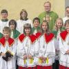 (one)   Im Sonntagsgottesdienst bedankten sich Pfarrer Thomas Merz und Diakon Peter Schubert bei (hinten von links) Theresa Misch, Martin Link, Dorothee Landgraf und Clemens Trost (nicht im Bild) für ihren langjährigen Ministrantendienst in Fladungen. Besonderer Dank galt Philipp Straus, der acht Jahre lang in Fladungen und gleichzeitig in Brüchs tätig war. Die Kirchengemeinde Fladungen freut sich auch über eine große Schar von Kindern, die neu in die Gemeinschaft der Ministranten aufgenommen wurde: (von links) Julian Markert, Sven Grief, Linus Weiss, Luisa Trabert, Nico Herbert, Sophia Sturm, Jessica Bott und Jonas Link.
