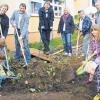 Beim Spatenstich zu den Umbaumaßnahmen im Kindergarten halfen die Kleinen den Großen (von links): Architekt Marcus Seifert, Pfarrer Michael Sell, Pastoralreferent Malte Krapf, Kindergartenleiterin Andrea Stosiek, Herbert Kohlhepp, dessen Baufirma die Arbeiten übernimmt, und Bürgermeister Ernst Stross.