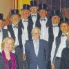 Unser Bild zeigt den Jubilar in der Bildmitte, eingerahmt von dem Männerensemble des Chores „Taktzente“ mit der Chorleiterin Claudia Dunkelberg und der Chorleiterin des Gesamtchores, Franziska Bauer, die die Lieder der Comedian Harmonists am Klavier begleitete.