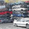 Vorgepresst – ausgeschlachtet und zusammengedrückt warten die Autos auf dem Gelände der Autoverwertung Katzenberger auf die endgültige Verschrottung.