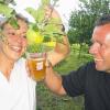 Die Apfelernte 2009 der Rhöner Apfelinitiative hat begonnen: Die Vorfreunde auf das, was sich aus den Früchten so alles machen lässt, ist Vorsitzendem Jürgen Krenzer und seiner Mitarbeiterin anzusehen.