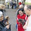 (osi)   Mehr als 25 Tierfreunde kamen am Tag der Deutschen Einheit mit ihren Lieblingen zur Liebfrauenkapelle nach Werbach. Dort fand mit Pfarrer Konrad (rechts) eine Tiersegnung statt. Überwiegend waren es Hunde, die sich beim Gottesdienst vor der Kapelle lautstark Gehör verschafften. Aber auch Katzen, Häschen sowie Schildkröte Tina holten sich ihren Segen ab.