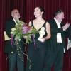 Gruppenbild mit Dame: Katrin Weber wurde in Meiningen mit dem Thüringer Kleinkunstpreis 2009 ausgezeichnet. im Hintergrund: Meiningens Bürgermeister Reinhard Kupietz (links) und der Fördervereinsvorsitzende der Kleinkunsttage, Detlef Götz.
