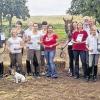 Prüfer, Prüflinge und Trainer nach dem erfolgreich absolvierten Lehrgang auf der Reitanlage in Prosselsheim. Am Sonntag, 4. Oktober, finden dort übrigens wieder das interne Hofturnier und der Tag der offenen Tür (von 10 bis 16 Uhr) statt.