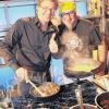 Bei Koch Stefan Marquard (rechts, mit DMAX-Geschäftsführer Magnus Kastner) ) und der „Jolly Roger Cooking Gang“ gibt's „viel, viel Fleisch“, und die Gerichte werden mit Betonmischer und Motorsäge zubereitet.