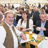 Fred Metzner, Ortssprecher von Weimarschmieden (vorne), hatte die Feier zur Grenzöffnung in Wohlmuthausen mitorganisiert und freute sich über den großen Zuspruch.