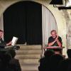 Augenzwinkernd betrachtete Hans Driesel (rechts) Schillers Werke. David Reß (links) übernahm die musikalische Gestaltung des Abends im Schrotturmkeller.