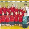 (iko)   In der letzten Spielsaison hatte die Handballmannschaft der Damen der Spielgemeinschaft Dipbach/Bergtheim den Aufstieg von der Bezirksliga in die Bezirksoberliga geschafft. Sie wurde zwar nicht Meister, zeigte aber eine respektable Leistung. Die Spielgemeinschaft besteht erst seit zwei Jahren. Seitdem haben die Spielerinnen zu einer homogenen und erfolgreichen Einheit zusammengefunden. Über den sportlichen Erfolg und die Kameradschaft freut sich auch Sponsor Jörg Schubert, der als Garten- und Landschaftsbauer die Handballerinnen unterstützt. Zusammen mit den Spielerinnen und Trainer Michael Burger hofft Schubert auf eine erfolgreiche Saison in der Bezirksoberliga. Die erfolgreiche Mannschaft im Bild: (von links, hinten) Petra Königer, Eva-Maria Huschka, Stefanie Schönfeld, Lena Biedermann, Kathrin Huschka, Eva Vierheilig, Sabrina Weippert, Franziska Röder, Trainer Michael Burger, Hannah Müller und Sponsor Jörg Schubert, (vorn) Sarina Männich, Jutta Füller, Katharina Krückel, Linda Frosch, Miriam Fischer, Christiane Fuchs, Renate Seyfried und Christine Sauer. Es fehlen Nathalie Blümer, Eva-Maria Eisenacher und Bettina Freitag.