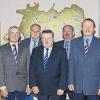 Landrat Thomas Bold (rechts) und Bürgermeister Jürgen Karle (links) ehrten (von links) Kurt Selbert, Edgar Lutz, Herbert Kohlhepp, Edgar Glück und Berthold Mützel für besondere Dienste um die kommunale Selbstverwaltung.