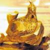 Das vergoldete Huhn, die „Goldene Henne“, ist 3,5 Kilogramm schwer und 22 Zentimeter hoch.