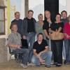 (dix)   Nach einjähriger Pause wegen des Neubaus des Pfarrzentrums ist die theaterlose Zeit in Wonfurt vorbei. Im Pfarrzentrum geht es nun in die probenintensivste Zeit der Theatergruppe „Autonomer Kulturkreis Wonfurt“ (AKW). Mit dem  Theaterstück „Alles bestens geregelt“ zeigt die Gruppe nach vielen Jahren wieder einmal ein Lustspiel, das im bäuerlichen Milieu spielt. Jungbäuerin Rosi, die nach dem Tod ihres Mannes den Hof alleine bewirtschaftet, erlebt allerhand Kurioses mit ihrem schlitzohrigen Schwiegervater, ihrer putzwütigen Schwester, der geizigen Nachbarin, Feriengästen und Wanderern. Aufführungstermine sind: im Oktober am Freitag, 23., Samstag, 24., Freitag 30. und Samstag, 31. Im November am Sonntag, 1., Freitag, 6., Samstag, 7. und Sonntag, 8. Beginn ist jeweils um 20 Uhr, sonntags um 19.30 Uhr. Der Kartenvorverkauf startet am Dienstag, 6. Oktober, um 19 Uhr (bis 20 Uhr) und am Mittwoch, 7. Oktober, von 19 bis 20 Uhr im Pfarrzentrum. Danach sind Reservierungen bei Michaela Selig unter  (0 95 21) 74 84 möglich. Im Bild: Die Theatergruppe AKW auf ihrer neuen Bühne.
