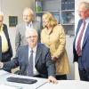 Zur Eröffnung seines neuen Steuerbüros gratulierten Theodor Heurich (Mitte) Bürgermeister Thomas Ullmann, der Justitiar des Haus- und Grundbesitzervereins Würzburg und Umgebung Hans Joachim Zimmermann, Kurdirektorin Andrea Schallenkammer und Finanzamtsleiter Georg Blinzler (von links).