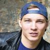 (kwi)   Viele Schweinfurter kennen ihn als DJK-Basketballer unter seinem Geburtsnamen Max Kupfer, manche sicher als Phil Krone aus der Vorabendserie „Unter uns“ oder haben ihn beim „Bergdoktor“ oder den „Rosenheim-Cops“ gesehen. Derzeit ist der 24-jährige gebürtige Schweinfurter, der sich den Namen Max Kidd gegeben hat und längst auch offiziell so heißt, in seiner Heimatstadt unterwegs, um für den Kinofilm „Hangtime“ zu werben, in dem er die Hauptrolle spielt. Die Sönke-Wortmann-Produktion startet am 15. Oktober und ist in der Filmwelt Schweinfurt zu sehen. Kidd spielt Vinz, ein großes Basketballtalent, der seinen eigenen Weg gehen will. Schulklassen können sich anmelden zu Vorstellungen zum Sonderpreis und Filmgesprächen mit Max Kidd unter hangtime-kino@gmx.de. Der möchte nicht nur für diesen Film werben, sondern für die Kunstform Film überhaupt. Dazu hat er große Pläne: er will ein Filmprojekt verwirklichen und den Weg von der Idee bis zum fertigen Werk transparent machen. Die Stadt soll außerdem ein Drehort sein. Dazu erhofft sich Kidd ideelle Unterstützung auch aus dem Rathaus. Ein Porträt über ihn erscheint demnächst auf der Kulturseite.
