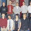 Freisprechende und ausgezeichnete Freigesprochene: (von links, hinten) David Neuland, Marcus Beran, Timo Jung, Andreas Fröhlich und Marc Schuhmann sowie (vorne) Werner Paltian, Thomas Bold, Florian Schaub, Alfio Saglimbene, Theresa Reinhart, Florian Söder, Hugo Neugebauer und Oberstudiendirektor Rudolf Hoffmann.