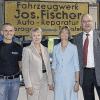 Jubiläum im Autohaus Fischer (von links): Werkstattleiter und Handlungsbevollmächtigter Manfred Orth, OB Gudrun Grieser, Hannelore und Erich Fischer.