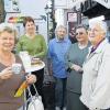 Kunden und Aktive trinken vor dem Weltladen des Esperanza-Vereins in Gemünden Kaffee für den Weltrekord.
