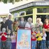 (lies)   Ein Herz für Kinder hat die Landbäckerei-Café Schaub in Wiesenfeld und unterstützt mit ihren sechs Filialen im Landkreis die gleichnamige gemeinnützige Spendenaktion. Bis zum Ende des Jahres fließen von jedem verkauften Hafer-Körner-Brötchen und -Brot zehn Cent der Hilfsorganisation zu. Egon Schaub (Zweiter von rechts) und Filialleiterin Doris Kellert (rechts) stellten die Aktion in Gemünden vor und hatten den Kindergarten St. Martin und Bürgermeister Georg Ondrasch eingeladen. Die Kinder probierten die Brötchen, der Bürgermeister das Brot. Initiiert haben die Aktion der Verleger Axel Springer und die Bild-Zeitung.