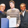 John Ramsay (links), Fachbereichsleiter des renommierten Berklee College of Music in Boston (USA), und sein Stellvertreter  Yoron Israel (rechts) überreichen dem  Musikstudenten Michael Kihn aus Mellrichstadt den „Ralph Pace Award“.