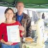 (reg)   Der Publikumspreis in Gold wurde Anne und Hans Schöneberg während des ersten Käsefestivals in Bad Tölz für ihren Ziegenfrischkäse mit Kräutern vom VHM (Verband für handwerkliche Milchverarbeitung im ökologischen Landbau e.V.) verliehen. 42 Käse haben an der Beliebtheitsprüfung teilgenommen, sie wurden jeweils von mindestens 40 Personen getestet und bewertet auf einer Skala, die von „gefällt sehr“ bis „missfällt sehr“ reicht. Käsesorten, die eine Zustimmung von mehr als 80 Prozent erreichten, erhielten den Publikumspreis in Gold. Das vorgestellte Ziegenkäse-Produkt vom Geißenhof Schöneberg erhielt sogar 85 Prozent Zustimmung und war damit Gold wert, darauf können die Hersteller stolz sein.
