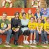 Karlstadter Gymnasiasten kommen beim „Tigerenten-Club“ im Fernsehen, in der oberen Reihe von links Sarah Klaner, Lea Schneider, Lehrerin Corinna Walz, in der unteren Reihe Moderator Pete Dwojak, Pilotin Miriam Pfannmüller, Moderatorin Katharina Gast, Jonathan Bauer, Aline Adelmann, Johannes Schreiner. Gemeinsam mit ihren Lehrkräften traten die Klassen 5a und 5d des JSG im Juli ihre Reise in das Tigerenten Club Studio des SWR in Göppingen an.  „Der Traum vom Fliegen“  war das Thema der Sendung, in der die fünfköpfige Spielmannschaft (siehe Foto) und ihre Lehrerin als Tigerenten gegen das Team des Otto-Hahn Gymnasiums Nagold antrat. Ob die Kandidaten des JSG als Sieger nach Hause fahren durften, bleibt bis zur Erstausstrahlung am 20. September um 8.30 Uhr noch ein Geheimnis.