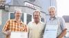 (la)   Der Handwerksbetrieb „Fliesen-Schwab“ in Oberndorf wurde 1966 gegründet. Seit 40 Jahren zählt Herbert Müller, seit 25 Jahren Thomas Kummer zur Belegschaft. Bei der Jubilarfeier freute sich Firmeninhaber und Fliesenlegermeister Joachim Schwab über die Treue der Mitarbeiter – in schlechten wie in guten Zeiten – zur Firma, was ein Beweis für das gute Betriebsklima sei. Unser Bild zeigt von links: Thomas Kummer, Joachim Schwab und Herbert Müller.