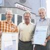 (la)   Der Handwerksbetrieb „Fliesen-Schwab“ in Oberndorf wurde 1966 gegründet. Seit 40 Jahren zählt Herbert Müller, seit 25 Jahren Thomas Kummer zur Belegschaft. Bei der Jubilarfeier freute sich Firmeninhaber und Fliesenlegermeister Joachim Schwab über die Treue der Mitarbeiter – in schlechten wie in guten Zeiten – zur Firma, was ein Beweis für das gute Betriebsklima sei. Unser Bild zeigt von links: Thomas Kummer, Joachim Schwab und Herbert Müller.