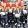 20 Männer und Frauen der Feuerwehr Partenstein legten am Samstag die Leistungsprüfung „Technische Hilfeleistung“ ab; fünf von ihnen erreichten die Endstufe Gold/Rot. Unser Bild zeigt: (von links) die Schiedsrichter Achim Thomas und Andreas Schmitt, die fünf Absolventen der Endstufe, Johannes Öhler, Isabell Breitenbach, Thomas Galka, Stefan Reuchlein und Peter Nonnenmacher, sowie Bürgermeister Stephan Amend und Kommandant Andre Matz.