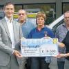 Einen Scheck über 9500 Euro übergaben Lidl-Geschäftsführer Stephan Zimmermann (3. von links) und Filialleiterin Susanne Kirsch (4. von rechts) an Jutta Leidenberger (2. von rechts).FOTO Lena Berger