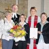 Freudige Gesichter bei der Amtseinführung von Diakonin Anja Schenk (Vierte von rechts), die künftig die Konfirmanden dreier Gemeinden unterrichten soll. Dazu beglückwünschten sie (von rechts) Elma Bandorf (Kirchenvorstand Sennfeld), Dirk Hachtel (Kirchenvorstand Gochsheim), Cornelia Dennerlein und Karin Hacker (beide Diakoninnengemeinschaft Rummelsberg), Dekan Oliver Bruckmann, Heide Adler (Kirchenvorstand Sennfeld) und Herbert Ludwig (Schwebheim).
