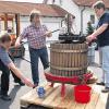Die alte Obstpresse funktioniert wieder dank der freiwilligen Helfer (von links) Martin Reinhard, Norbert Reinhard, Otto Gessner und Edmund Reinhard.