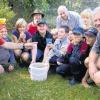 Wie viel Trinkwasser gibt es auf der Welt? Bernd Tombek (von links) erklärt es den Kindern beim Ferienspaß anschaulich mit Gefäßen: Im Eimer ist das Wasser der ganzen Welt, im blauen Becher alles Süßwasser und im Schnapsglas das Trinkwasser. Das ist auch für die Organisatoren der Aktion Walter Nicklaus, Manfred Hofmann und 3. Bürgermeister Gerd Barthelmes interessant.