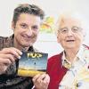 Pur-Sänger Hartmut Engler überreicht der demenzkranken Irmgard Schneider seine neue CD „ Wünsche“.