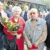 Seit 20 Jahren können Vereine und Vereinsgemeinschaft den Hemberger-Hof in Ortsmitte für Feiern und Feste nützen. Den Dank an Traudel und Edgar Hemberger überbrachten Vorsitzender Hubert Schott (rechts) und sein Stellvertreter Andreas Kukuk (links).