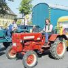Zugunsten der Deutschen Kinderkrebsstiftung fahren Lothar Kress (links) und Thomas Frodl mit ihren Traktoren die 1800 Kilometer von dem hessischen Hosenfeld zum Großglockner, wo am 18. September die Oldtimer-Traktoren-WM stattfindet.