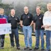 Die „Auersberg-Buam“ (in Schwarz) übergaben 1800 Euro Spenden an die Bergwacht und 300 Euro an den Gartenbau-Verein. Links: Martin Hahn und Steffen Koberstein (Bergwacht), rechts Kassier Frank Rüttiger und Vorsitzender Thomas Ankenbrand (Gartenbauverein).
