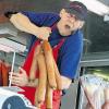 Die Würste gibt es beim Wurst-Wattwurm gleich im halben Dutzend. Er ist einer der Hamburger Marktschreier, die am Wochenende auf der Lindenwiese seine Waren anbietet.