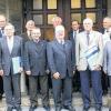 Sie standen im Mittelpunkt beim Jahresseminar der Uhrmacherinnung Unterfranken (hinten von links): Hugo Neugebauer, Präsident der Handwerkskammer für Unterfranken, die Geehrten für den Goldenen Meisterbrief 50 Jahre Walter Jahn, Werner Kopp, Hans Günter Seitz und Karlheinz Weisensee sowie der Obermeister der Innung Joachim Zorn. Vorne von links die Geehrten für den Goldenen Meisterbrief 40 Jahre: Rolf Bauer, Manfred Bernstein (Marktheidenfeld), Lothar Heilmann (Burgsinn), der ehemalige Geschäftsführer der Uhrmacher Innung und jetziges Ehrenmitglied Alois Streitenberger, Hans Meißner und Eugen Röder.