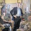 Verteidigungsminister Karl-Theodor zu Guttenberg am Donnerstagmorgen auf dem Flug nach Kabul in einem Transporter der Bundeswehr. Als Bundeswirtschaftsminister flog er – wie etwa bei seinem Antrittsbesuch in den USA mit Besuch des Times Square in New York – noch im noblen Kanzler-Jet.FOTO ddp
