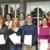Die erfolgreichen Absolventen (vorne von links) Christine Westphal, Monika Kleinöder, Julia Christiansen, David Kölbach, Alexandra Stuhlmüller und Christiane Staab mit ihren Dozenten (hinten von links) Peter Wagner, Julia Huber, Barbara Giouseljannis, Angelika Rohrmeier und Lehrgangsleiter Kuno Holzheimer.