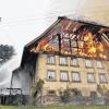 (lsw)   Im Vollbrand steht am Mittwoch ein Schwarzwaldbauernhof in Simonswald (Landkreis Emmendingen). Bei den Löscharbeiten wurde ein Feuerwehrmann verletzt. Die Schadenshöhe bewege sich im sechsstelligen Bereich, hieß es weiter. Über die Brandursache war nach Angaben der Polizei noch nichts bekannt.