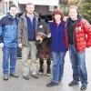 Lucy ist gut auf dem Gut Aiderbichl in Henndorf in Österreich angekommen. Tierschützerin Hannelore Hingst aus Kothen (dritte von links) und ihr Lebensgefährte Siegfreid Möller (links) haben ebenso wie die Aiderbichl-Mitarbeiter Robert Holletzek und Paul Kaiser Grund zum Strahlen.
