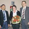 Stühlerücken im Stadtrat Mellrichstadt: Bürgermeister Eberhard Streit (rechts) dankte Sigrun Kowalski mit einem Blumenstrauß für ihre engagierte Mitarbeit und begrüßte Oliver Thiele in den Reihen der Freien Wähler neu am Ratstisch.
