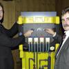 Die Gebietsleiter Uwe Marx (links) und Werner Voll (rechts) demonstrierten die neue Chloranlage, bei der Granulat statt Gas zur Desinfektion von Schwimmbädern verwendet wird.