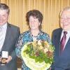 (bert)   Mit der Ehrenmedaille hat die Weinbruderschaft Franken den Wiesenbronner Winzer und Weinbruder Gerhard Roth (links, mit seiner Frau Ute) ausgezeichnet. Dieter Gekle (rechts) würdigte beim Festabend der Weinbruderschaft in Würzburg Roth als Pionier des ökologischen Weinbaus. Aus kleinen Anfängen ist Roths Weingut auf auf stattliche 18 Hektar angewachsen. 1985 gründete Roth mit Gleichgesinnten den Bundesverband für ökologischen Weinbau (später Ecovin). Schnell bauten sich Kontakte ins Elsass, die Toskana, nach Südtirol und in die Schweiz auf. 1987/88 war Gerhard Roth Vorstand der fränkischen Ökowinzer. Seit 30 Jahren leitet er den örtlichen Weinbauverein. 1992 folgte er einem Ruf nach Radebeul/Sachsen als Berater bei der Gründung eines städtischen Weingutes. Zehn Jahre lang hatte er dann die Geschäftsführung inne. Quasi nebenberuflich ist Roth seit  vier Wahlperioden im Gemeinderat von Wiesenbronn und seit 2002 zweiter Bürgermeister. Gekle erinnerte an viele Ehrungen, die Roth errungen habe, so die Auszeichnung „bester Ökowinzer Deutschlands“ 1998, Großes Gold bei der Bioweinprämierung und Gold bei Mundus Vini im Jahr 2006.