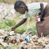 Ein Mädchen durchsucht in der Nähe von Harare in Simbabwe den Müll nach Nahrungsmitteln. Simbabwe gehört zu den Ländern, in denen die Vereinten Nationen die Ernährungslage als sehr ernst einstufen.