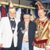 Rosenmontag 1989 in Wasungen: NCC-Komiteemitglied Günter Hochrein und der Wasunger Prinz Peter mit dem Träger des „Lügensack-Ordens“.