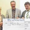 Spendenübergabe: OGV-Vorsitzender Arnulf Hausdörfer und Stellvertreterin Luise Mahlmeister überreichen Bürgermeister Günter Kiesel einen Scheck für die Gemeindebücherei in Höhe von 500 Euro.