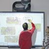 Die Klasse 7b des Rhön-Gymnasiums wird von ihrer Lehrerin, Referendarin Vivian Müller, an einem Whiteboard unterrichtet.